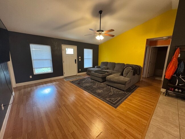 Photo - 4/2 Minutes from UF