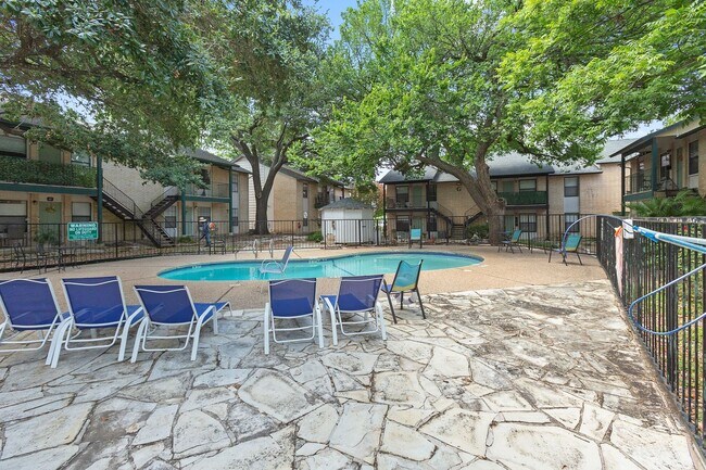 Photo - Great Location, Immediate Move In available - 2 bed / 2 bath Condo - 100% off First Month's rent!