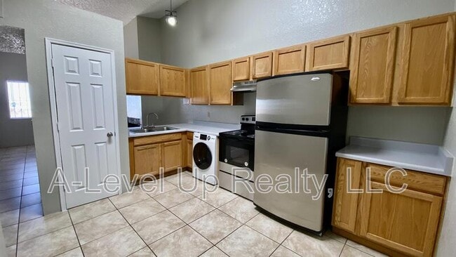 Photo - 405 E Thoroughbred St