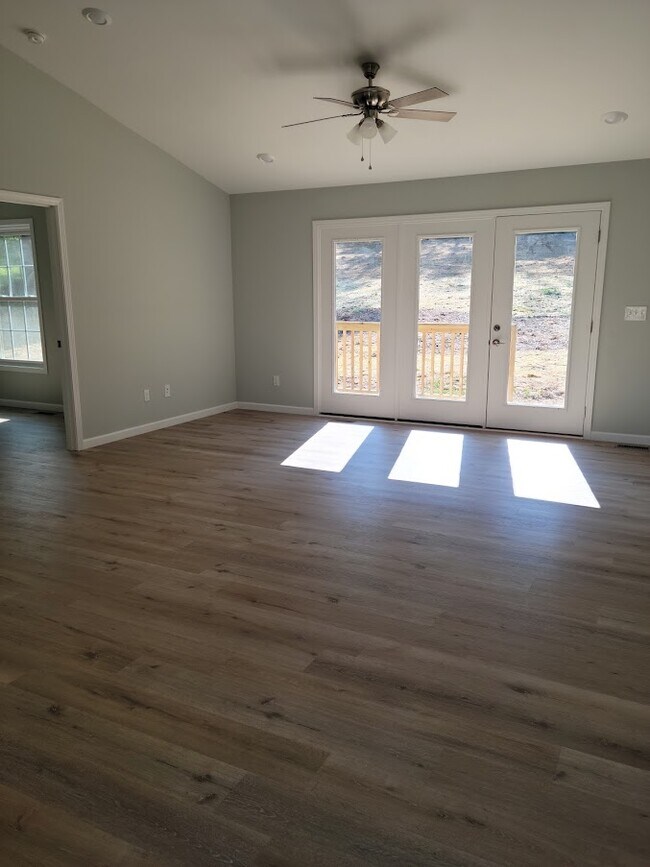 Photo - 619 Siever Rd