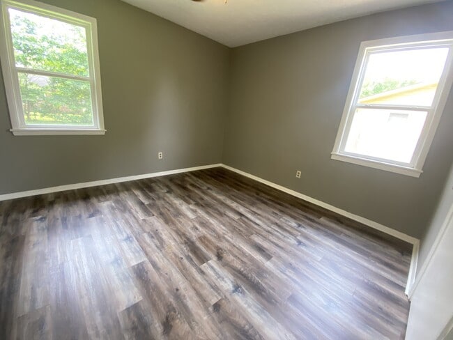 Photo - 122 Young St