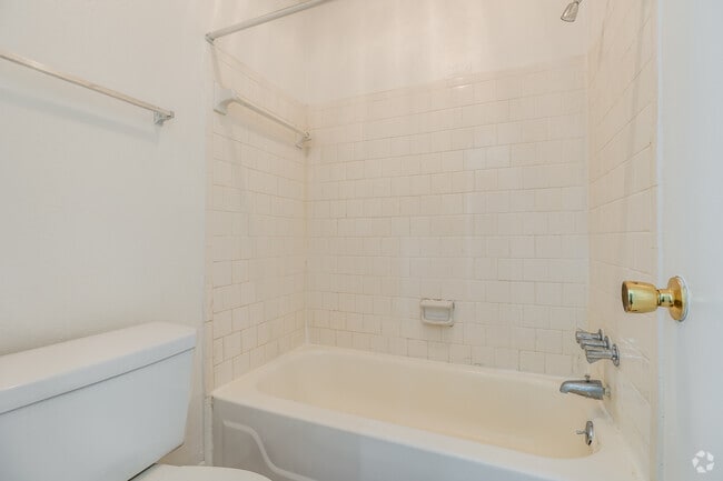 1BR, 1BA - 670SF - Bathroom