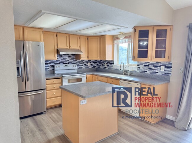 Photo - 4 bed 3 bath home - 2 car garage - pet friendly