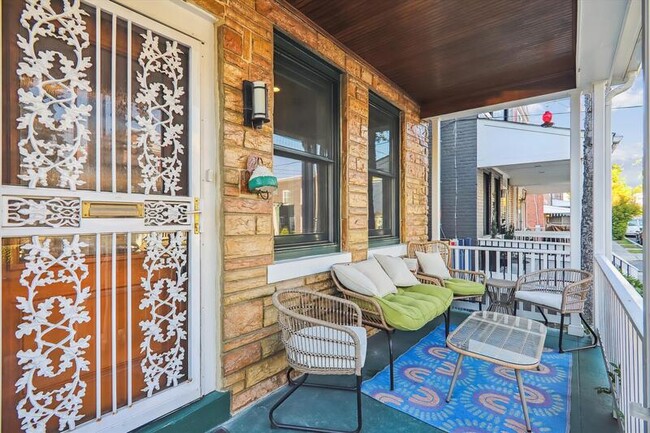 Photo - 528 Roxboro Pl NW