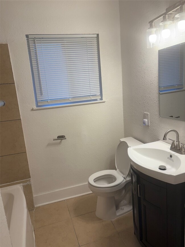 Building Photo - 6043 Lyndhurst Dr Rental