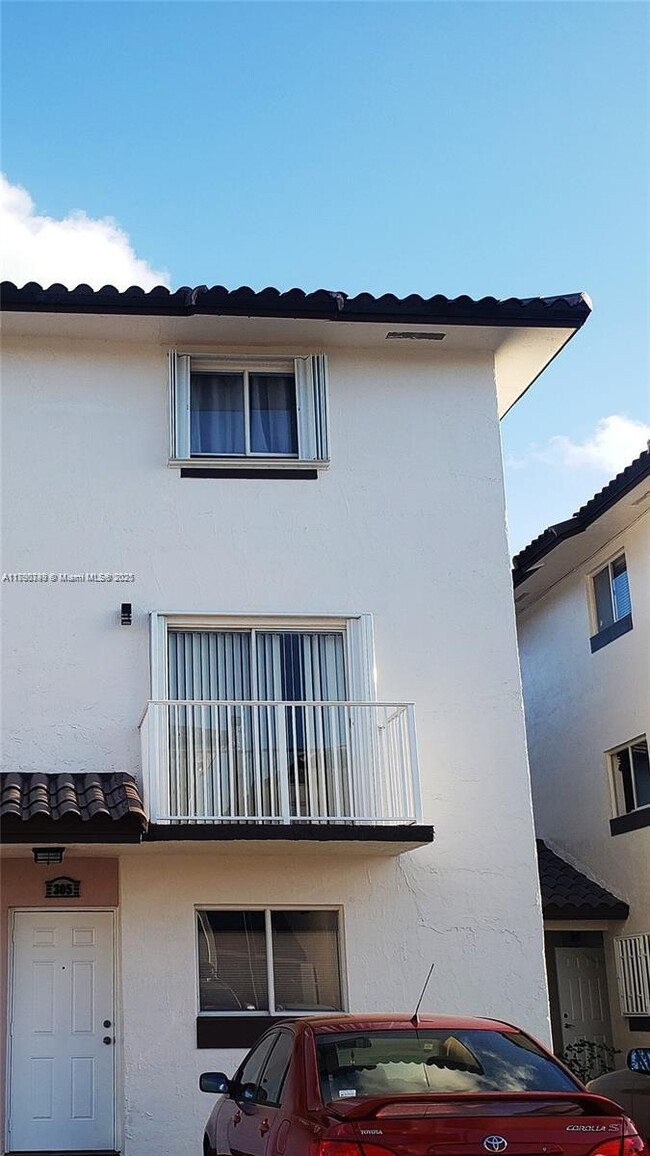 Building Photo - 950 SW 104th Ct Unit C-305 Rental