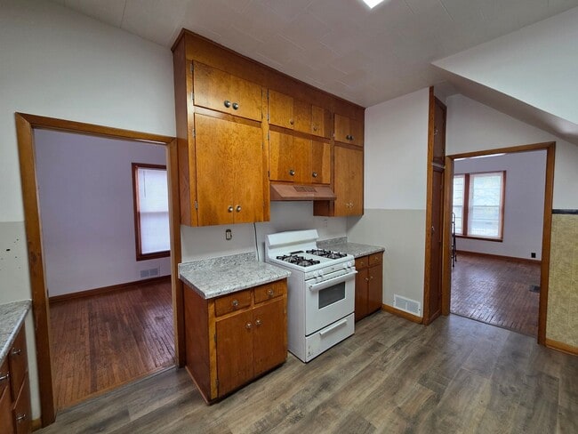 Building Photo - 5 Bedroom House in Cedar Falls