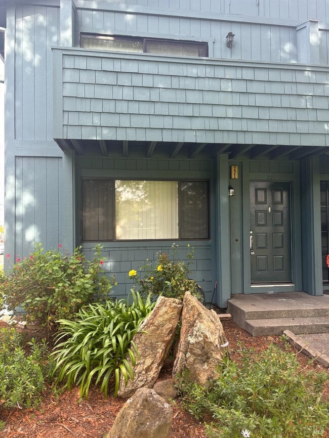 Photo - 221 College View Dr