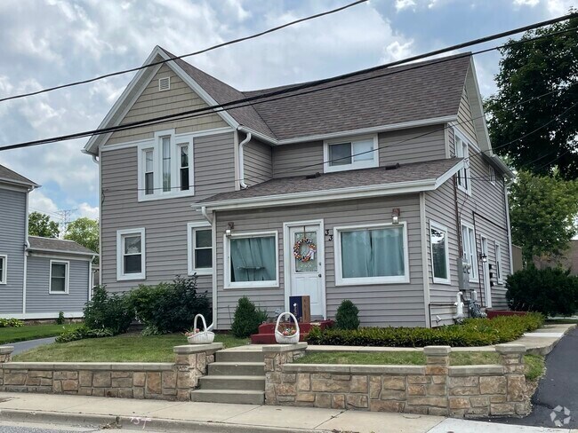Building Photo - 33 E Main St Rental