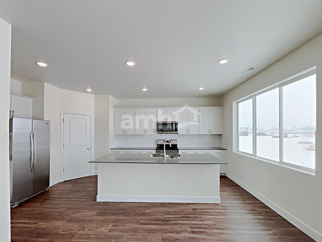 Photo - 2388 Frontier St