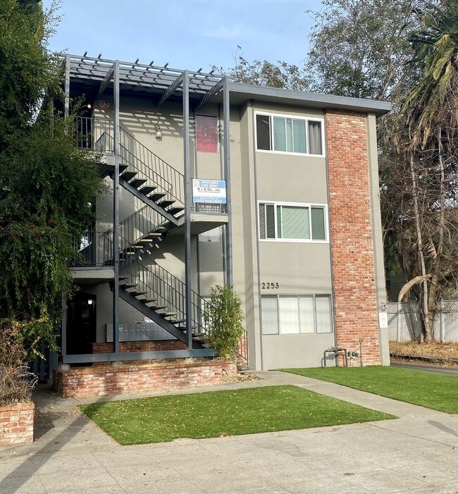 Building Photo - COMIKNG SOON-Spacious 2 Bedroom, Freshly ... Unit C Rental