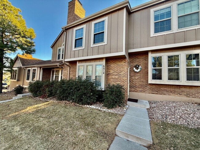 Building Photo - Beautifully Maintained 3 bedroom, 3.5 bath Home on West side