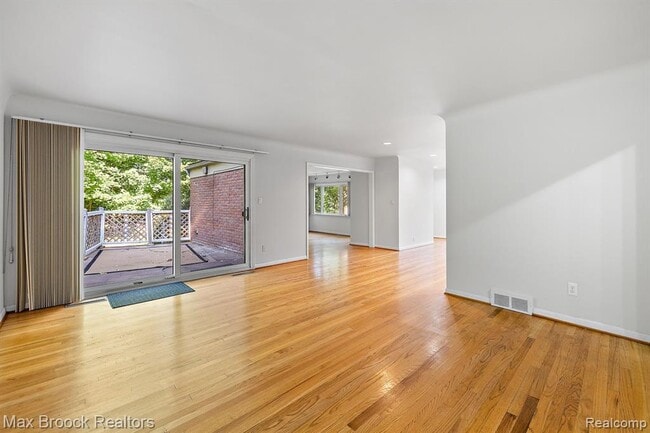 Photo - 966 Woodlea St