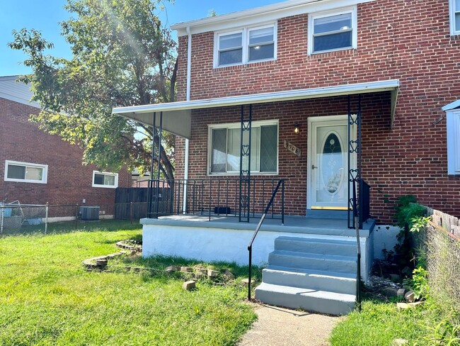 Building Photo - Charming 3 Bedroom/ 2.5 Bathroom in Middle... Rental