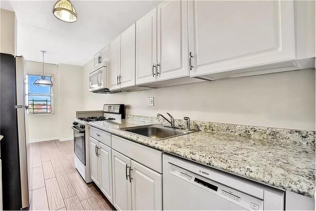 Photo - 2928 W 5th St