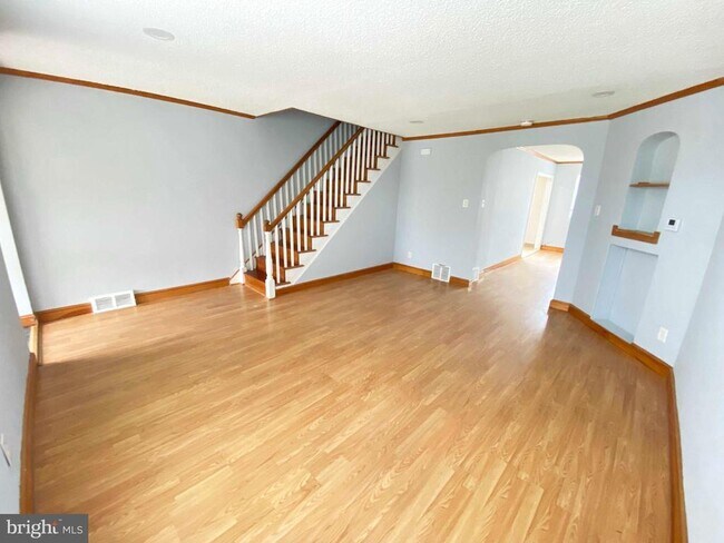 Photo - 6330 Leonard St