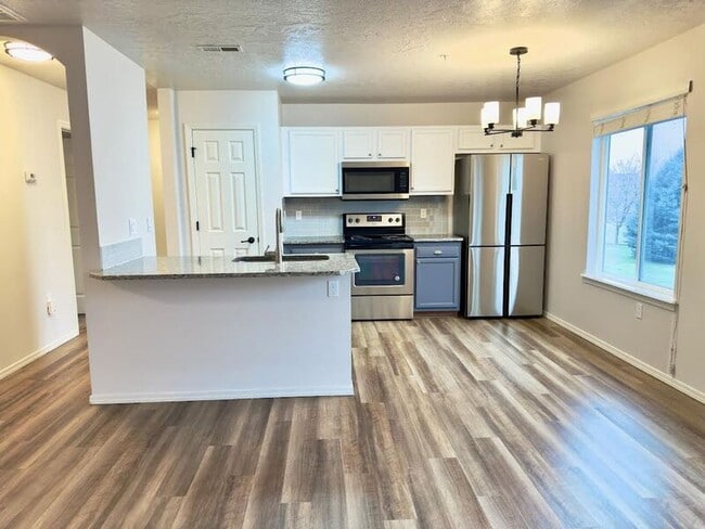 Photo - 1069 W Pine Ave