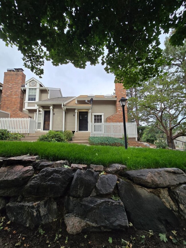 Building Photo - Stunning Townhome with Prime Location and ...