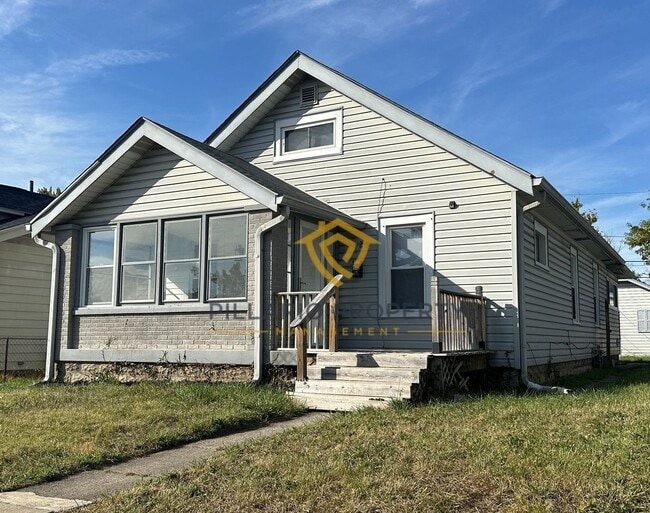 Building Photo - Stylish & Updated 3 Bedroom / 1.5 Bath Home w/Large Loft!