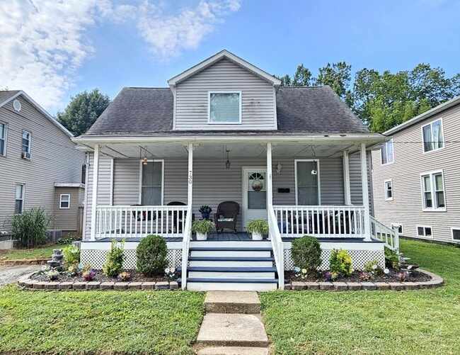 Building Photo - 730 Maple St Rental