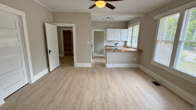 Building Photo - 160 SE McCray Ave Rental