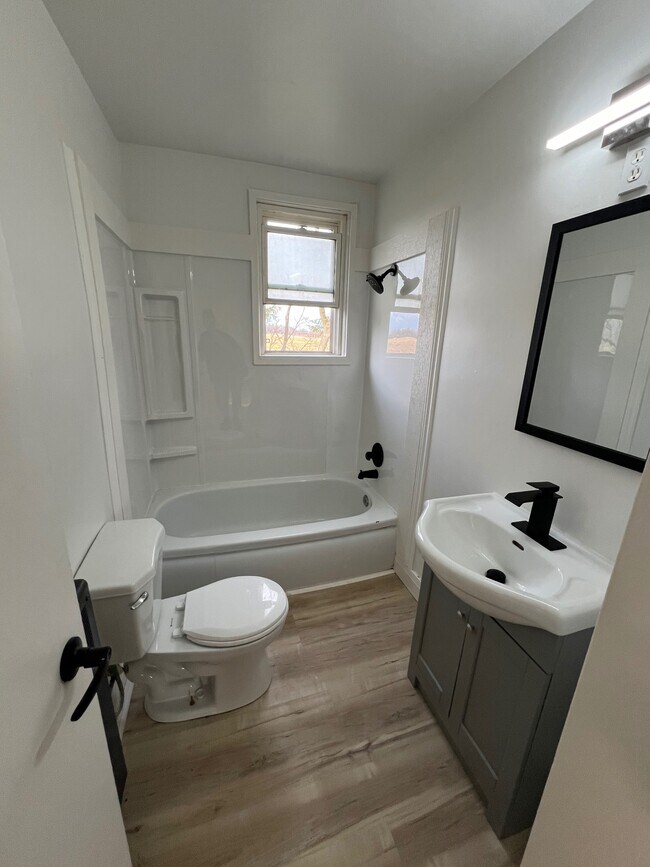 Photo - 1742 Confederation Line Unit 2