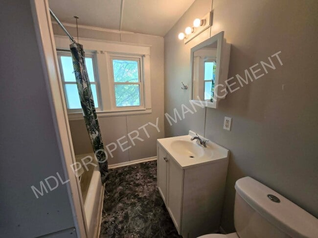 Photo - 2120 Stark St Unit 2
