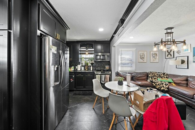 Photo - 609 Sealy Ave Unit 6 (top)