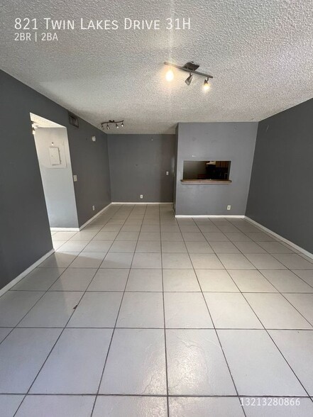 821 Twin Lakes Dr
