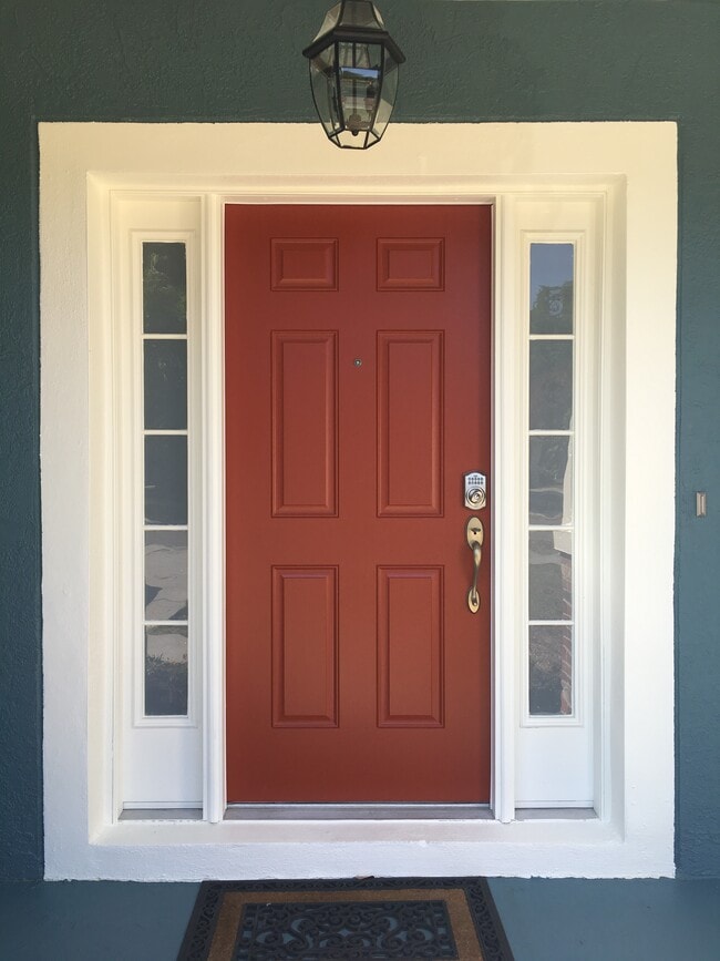 Entryway with electronic lock (never forget your key or lock yourself out!) - 3103 W Napoleon Ave