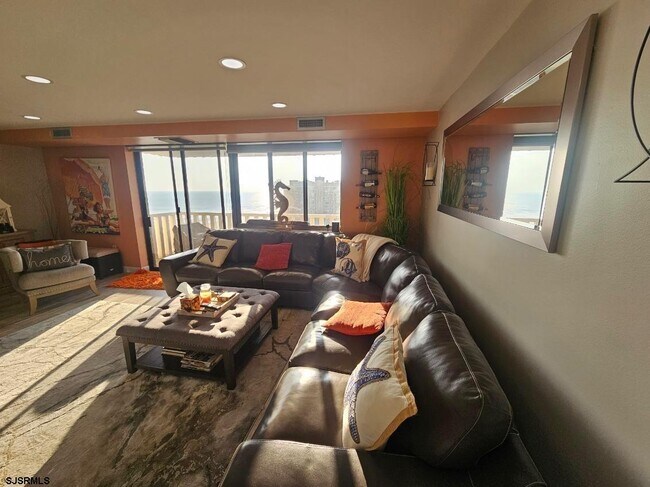 Photo - 100 S Berkley Square Unidad PH2G