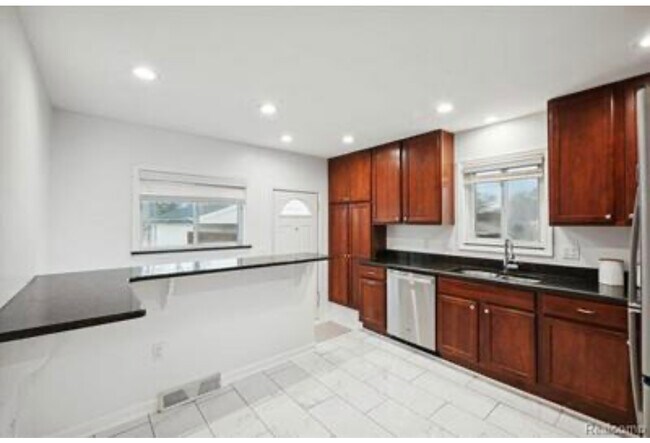 Photo - 483 W Tienken Rd