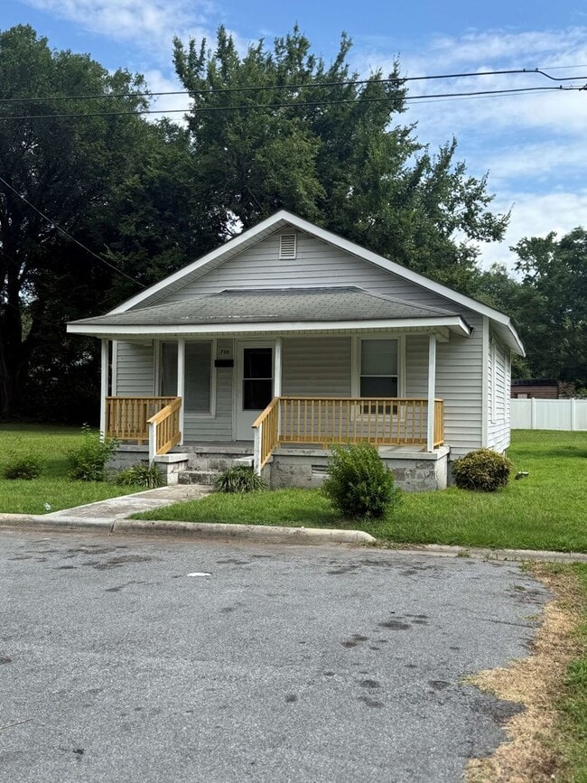 Building Photo - 2 Bedroom, 1 Bath House (COMING SOON)