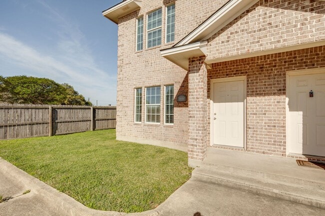 Photo - IMMEDIATE MOVE IN!!!  3 bedroom 3 Bathroom Duplex Next Door to Blinn!