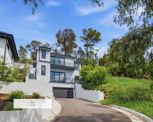 Building Photo - Luxury Modern Living with Stunning LA Skyline Views