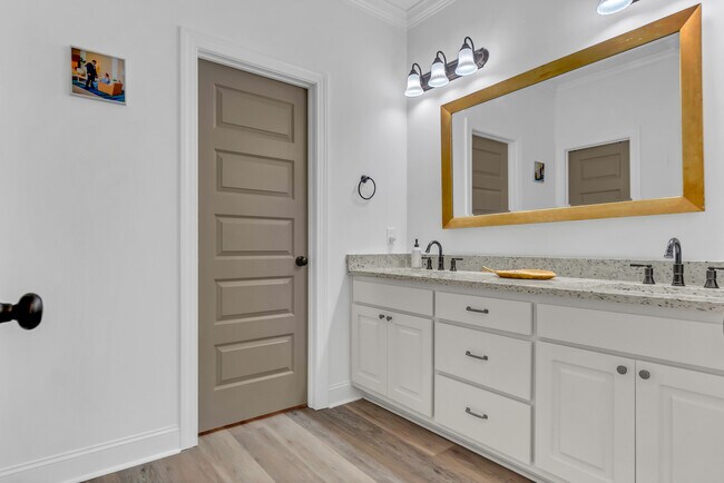 Photo - 111 Edinborough Dr