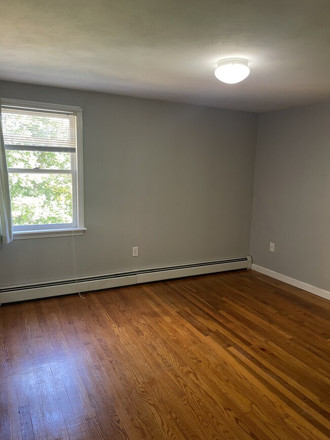 Dormitorio con amplio armario - 123 Central St Unidad 6