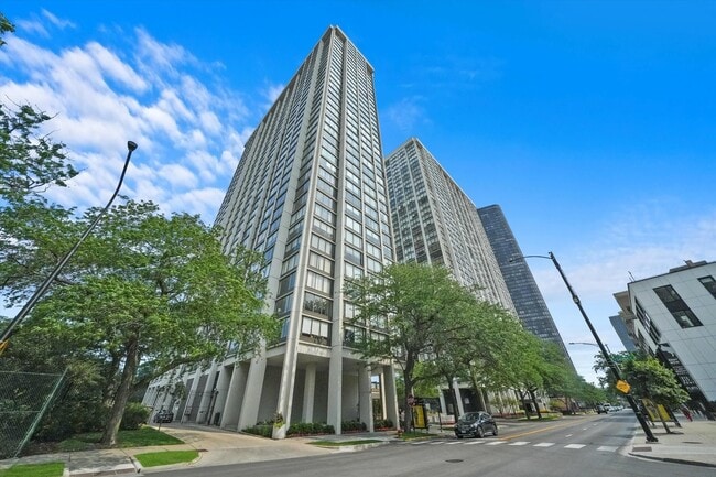 Building Photo - 5455 N Sheridan Rd Unit 3509 Rental