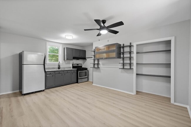 Building Photo - MOVE IN SPECIAL! SCORE HALF OFF 1ST MONTH'...