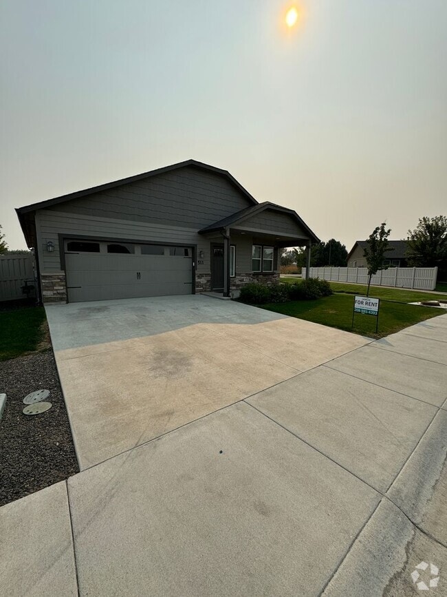 Building Photo - Charming 3-bedroom, 2-bathroom home locate...