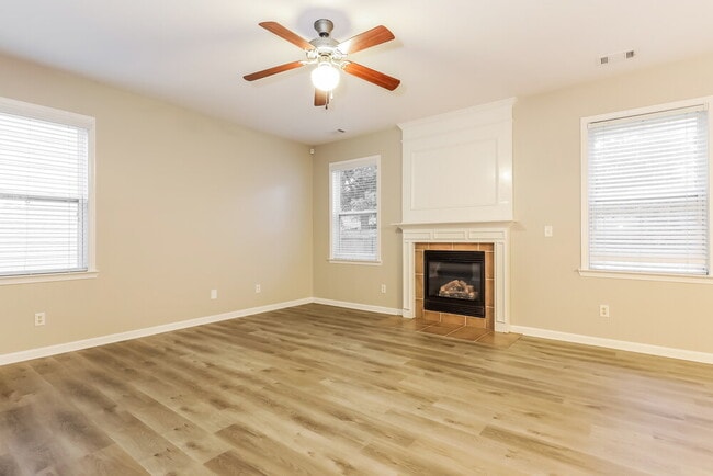 Photo - 85 Lakeshore Pkwy