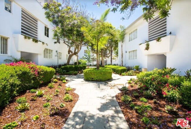 Building Photo - 130-130 San Vicente Blvd Unit 130 B Rental