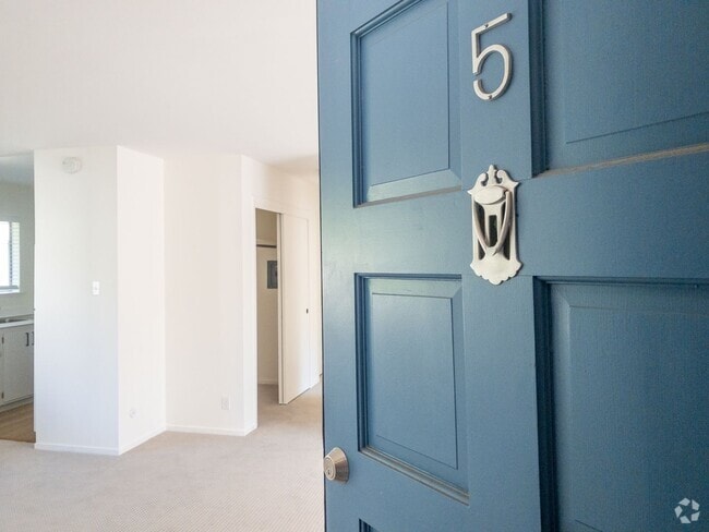 Building Photo - BRIGHT Remodeled Downtown 1BR/1BA Flat! Pa... Unit 5 Rental