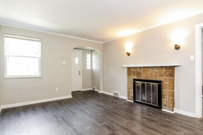 Photo - 2136 Laketon Rd