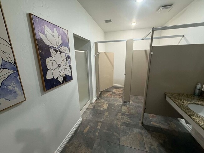 Photo - 817 Irish Ln