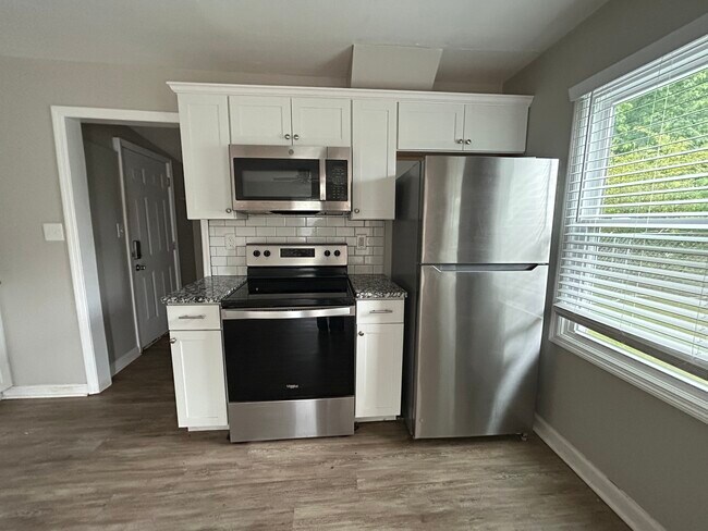 Building Photo - 907 Fairway Dr NW