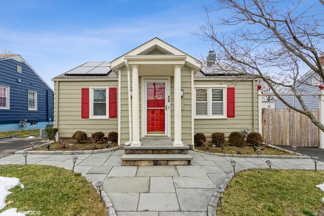 Photo - 680 Queen St