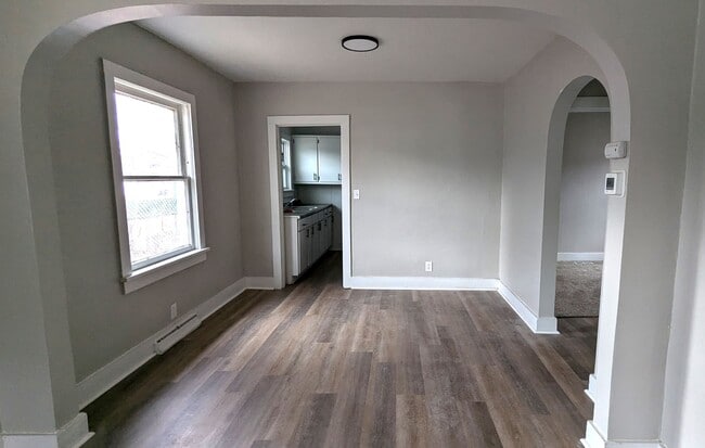 Photo - 2513 Howden St