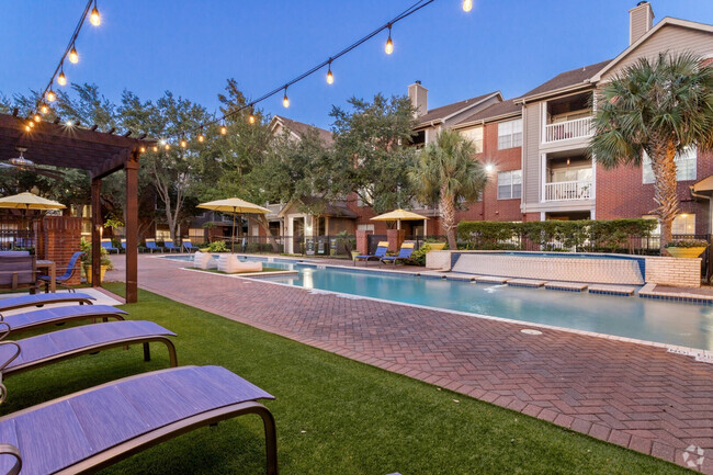 Sparkling Swimming Pool - Stella at The Medical Center Rental