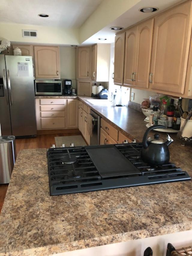 Kitchen - 549 Woodview Dr